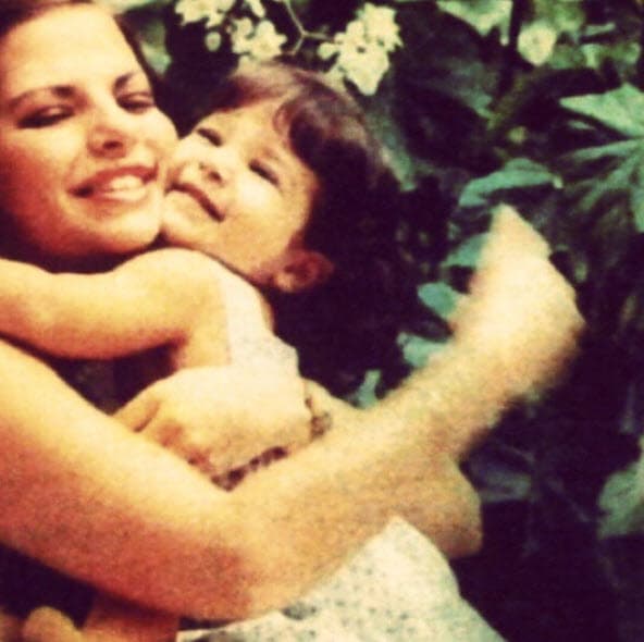 Desde que tenía 4 años de edad, Daniela Alvarado estuvo bajo los reflectores. En 1987 debutó como actriz en la película sueco-venezolana 'Macu, la mujer del policía' junto a su papá, el también actor Daniel Alvarado.