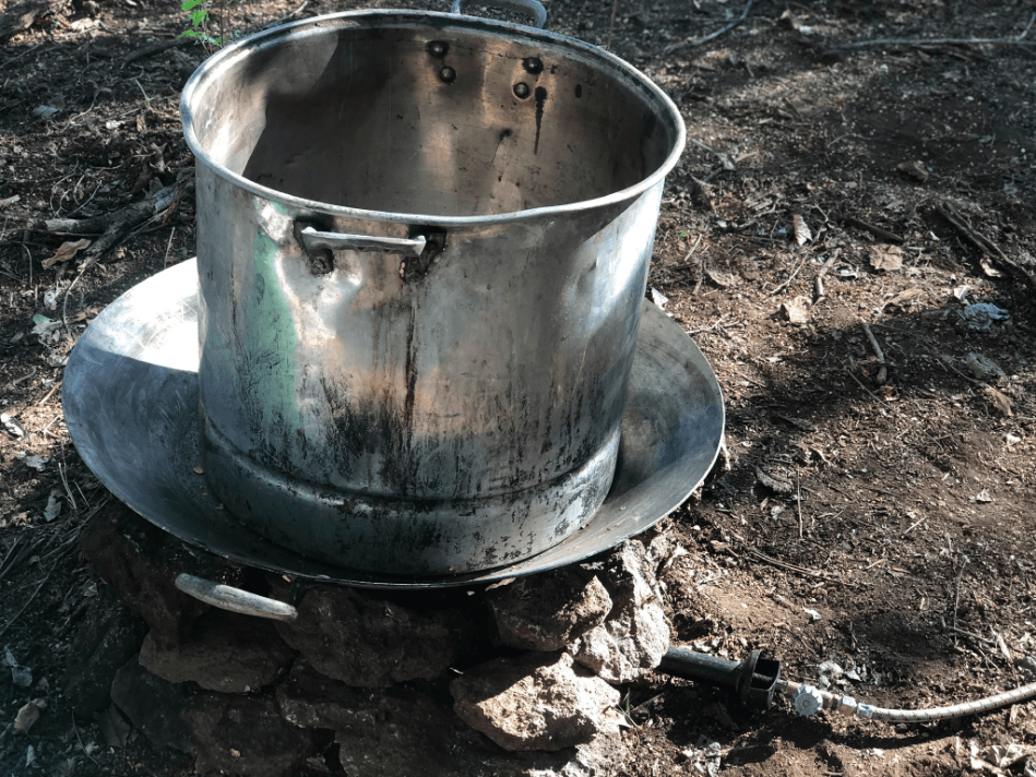 En esta olla preparan la mezcla con el precursor de fentanilo y otros químicos, como cloro y acetato.