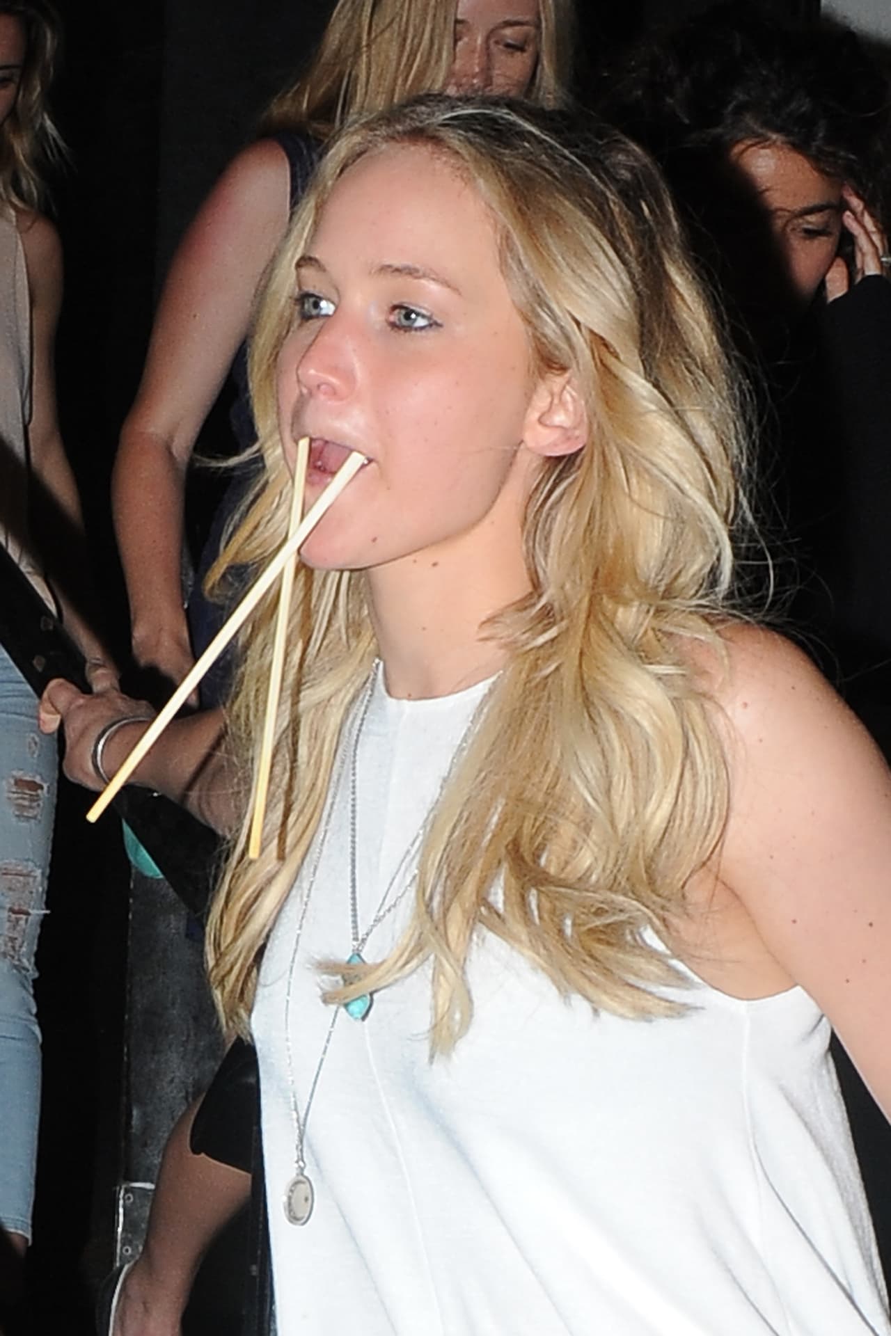 La actriz se divirtió haciendo gestos y bailando para los fotógrafos.