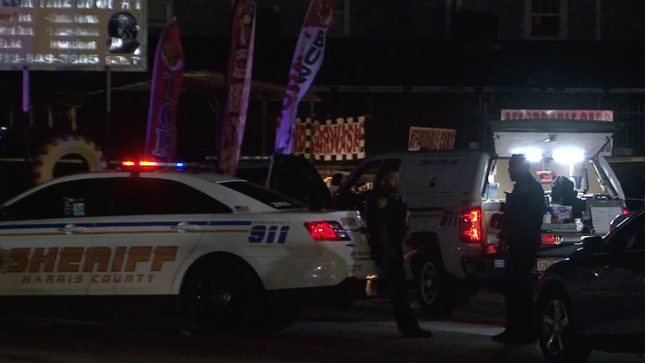 Una de las víctimas murió en la escena, el otro fue trasladado a un hospital, donde más tarde fue pronunciado muerto.