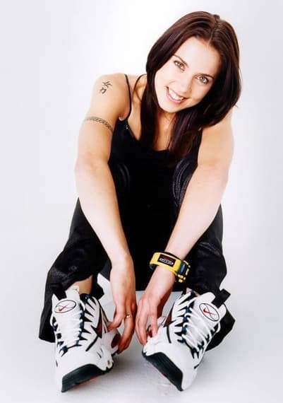 Melanie Chrisholm, mejor conocida como Mel C nació el 12 de enero de 1974. Era conocida como Sporty Spice, por la ropa deportiva que siempre usaba y su look atlético.