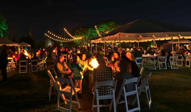 Cada noche del evento se combina con música en vivo, camiones de comida, sidra de manzana caliente, fogatas y malvaviscos para asar.