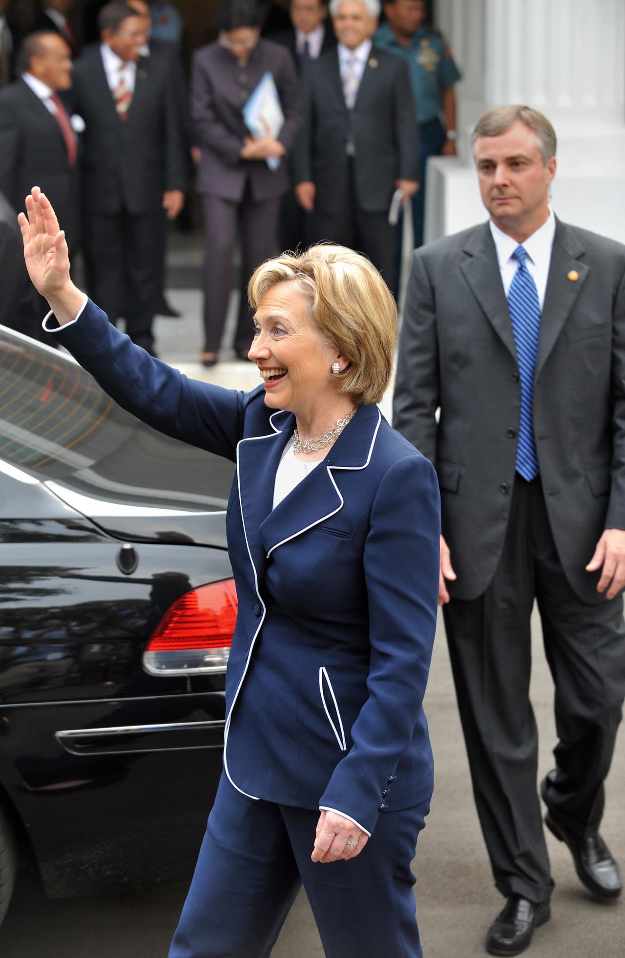 Con un inesperado tono de riesgo y vanguardia, Hillary Clinton, ya convertida en Secretaria de estado, llevó un traje azul con bordes blancos tipo pijama a su encuentro con el presidente de Jakarta en 2009. (ADEK BERRY/AFP/Getty Images)