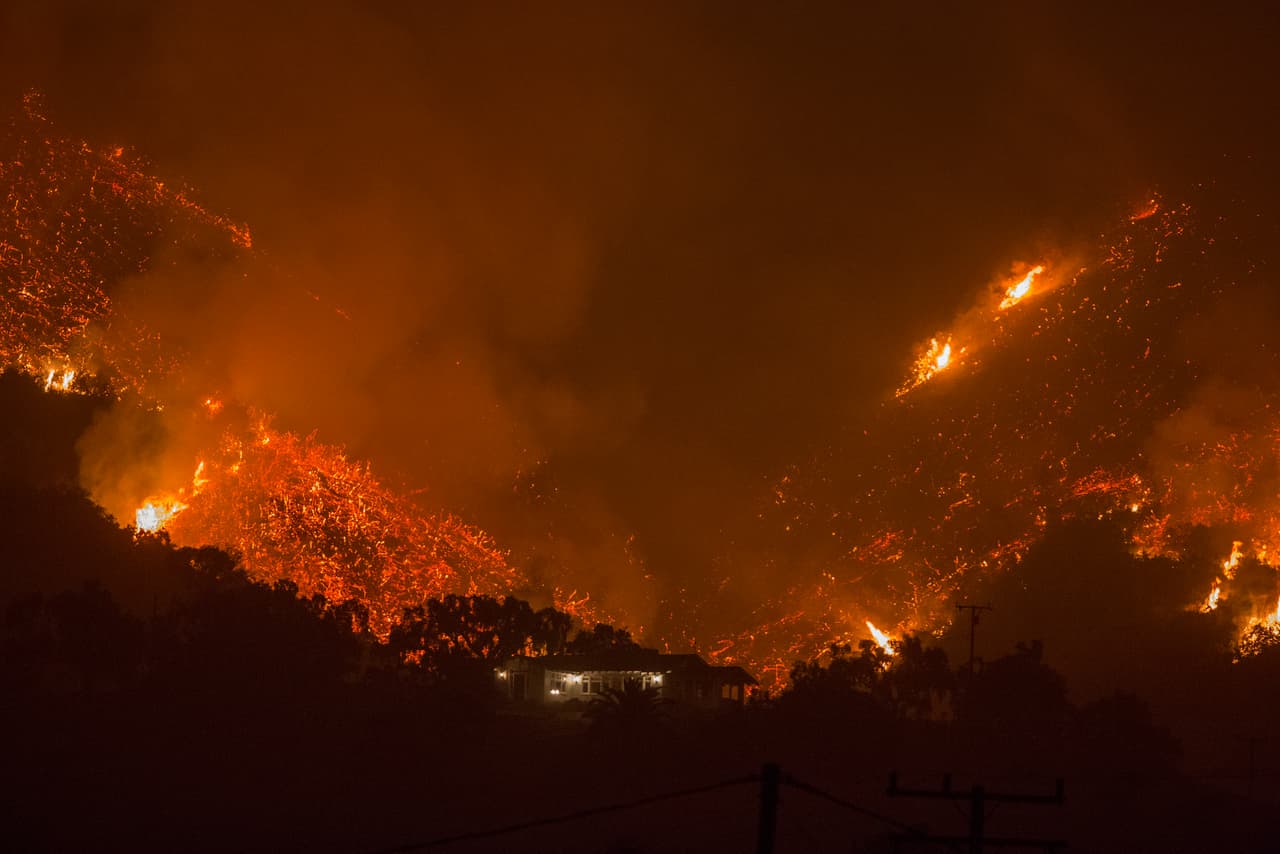 ¿Qué pasa con Thomas? El incendio que sigue devastando el sur de California se niega a morir