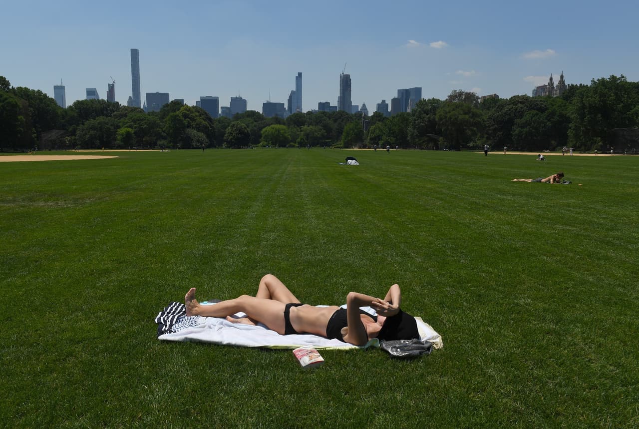 El límite máximo a partir del cual el cuerpo humano ya no es capaz de mantener de manera natural esa temperatura es una combinación de humedad y calor que equivale a 35 grados centígrados a la sombra durante más de seis horas seguidas. No se recomienda la exposición prologanda sin sombras, como esta joven en la ciudad de Nueva York.