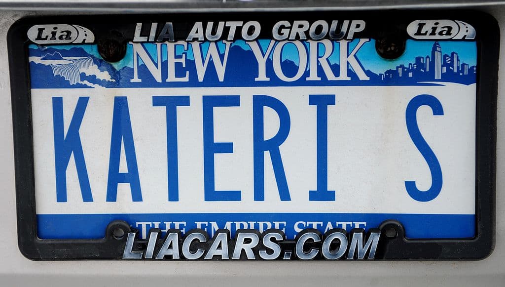Nueva York va contra los autos con placas falsificadas o alteradas 