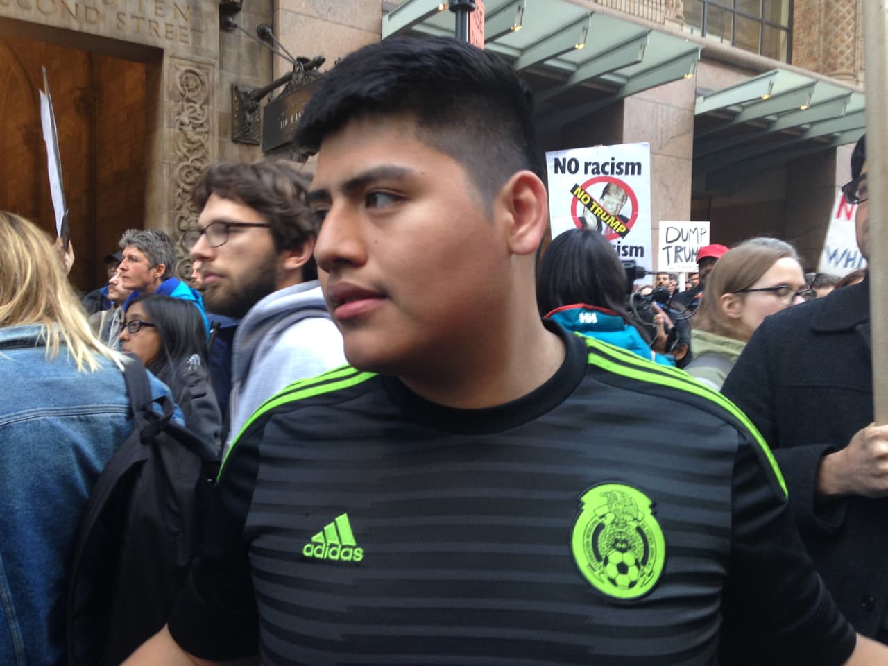 Los jóvenes, como Pacheco, se manifestaron en nombre de sus padres.