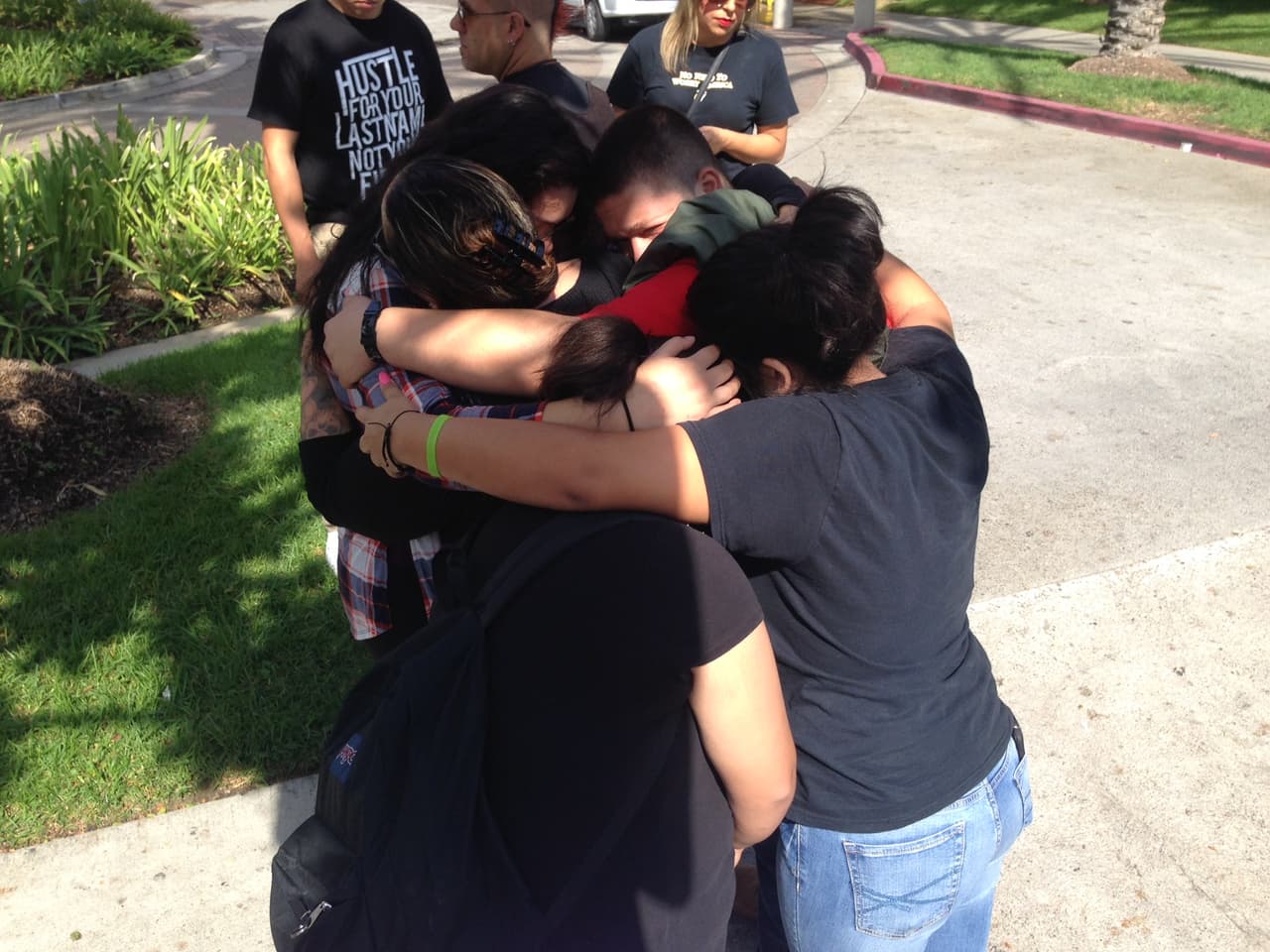 Amistades del marine Carlos Segovia esperan en las afueras del hospital donde el joven de 19 años se debate entre la vida y la muerte.