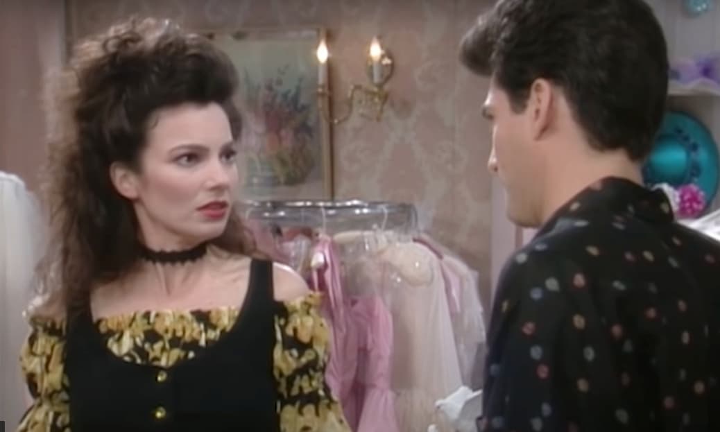 <b>Fran Drescher </b>
<br>La simpática
<a href="https://www.univision.com/estilo-de-vida/moda/fran-la-ninera-que-se-adelanto-a-la-moda-todas-las-tendencias-de-hoy-que-ella-ya-usaba">Fran Fine fue sin duda el alma de la serie</a>, ya que con su sonrisa y divertidas ocurrencias se ganó el corazón de los fans. Además de eso, también fue considerada un icono de la moda, ya que durante la serie usó varios atuendos que incluso en estos días son tendencia.