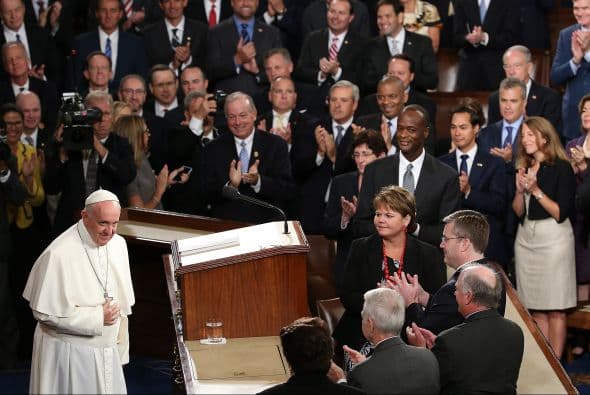 Miembros del Congreso aplaudieron así al papa Francisco.