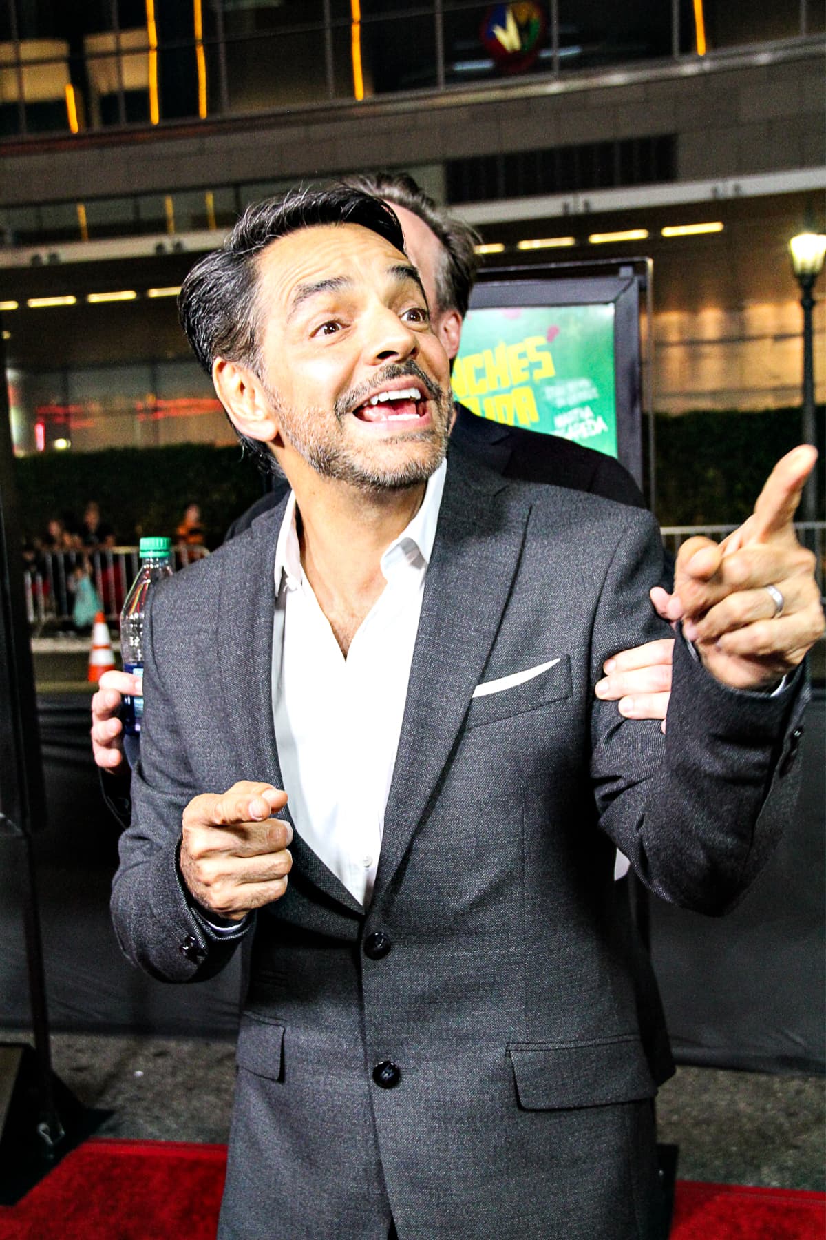 Y acompañando a sus amigos comediantes, llegó Eugenio Derbez feliz de la vida.