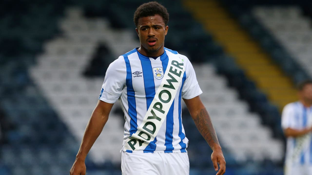 ¿Puebla, eres tú? Huddersfield Town saca 'franja entera de publicidad'