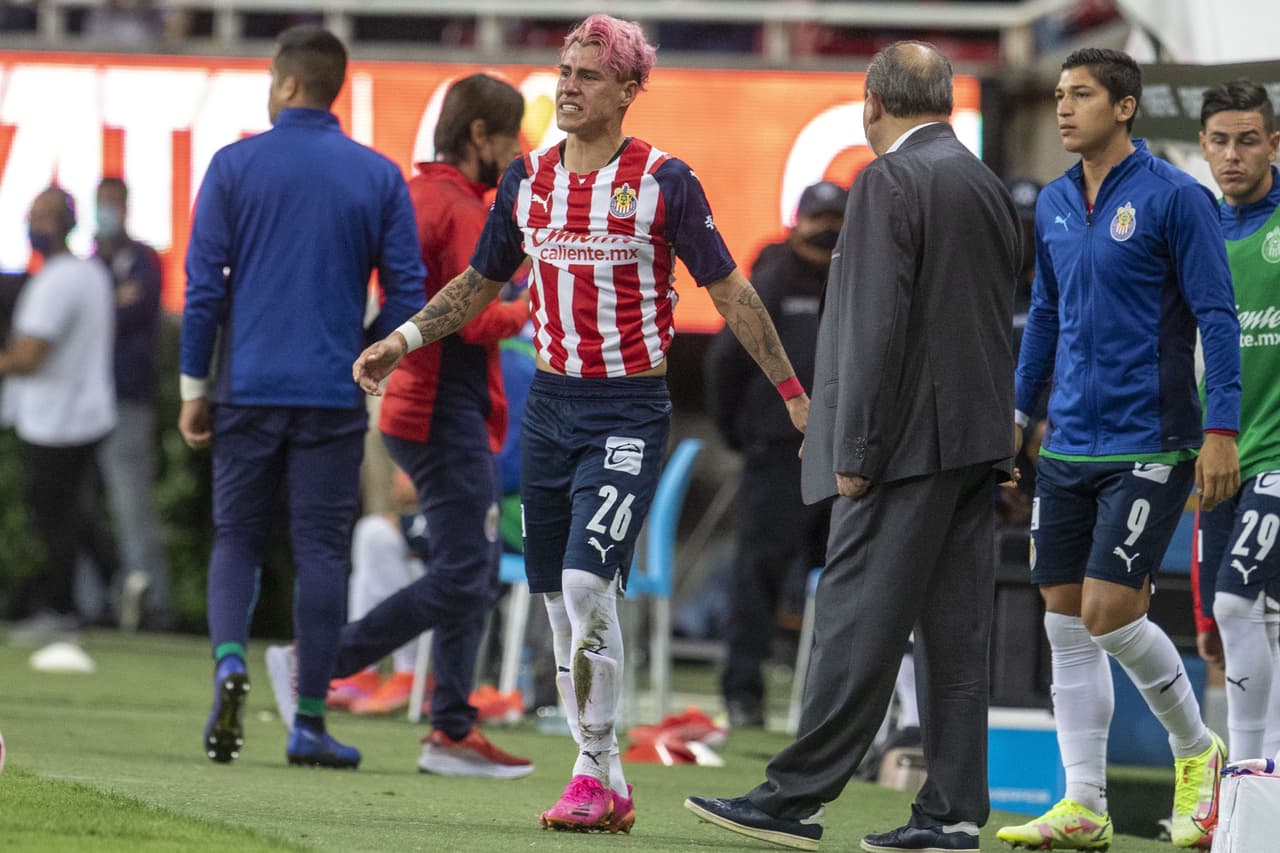 El 'Chicote' Calderón vio la segunda amarilla y se fue expulsado.