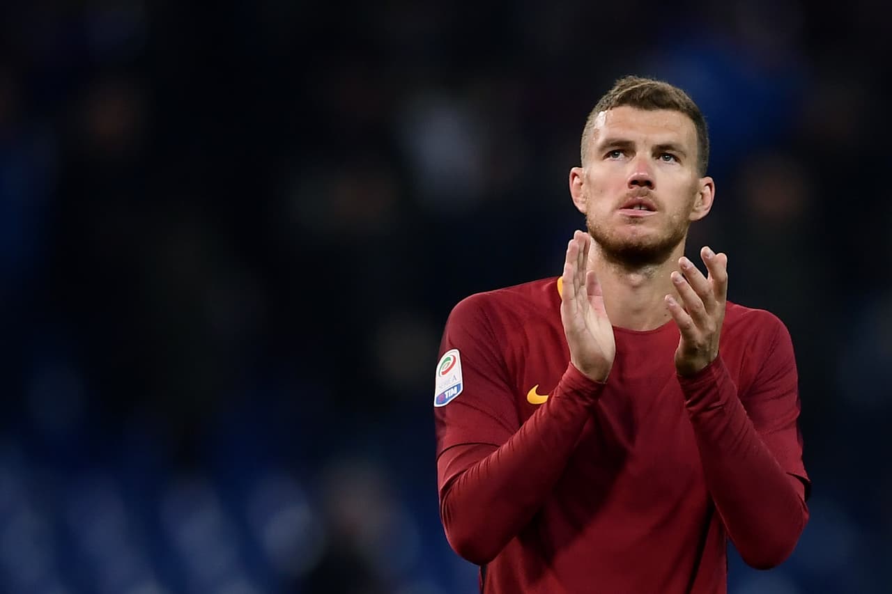 Aunque la negociación no está caída, se dice que la llegada de Edin Dzeko al Chelsea está más enredada de lo que parecía.