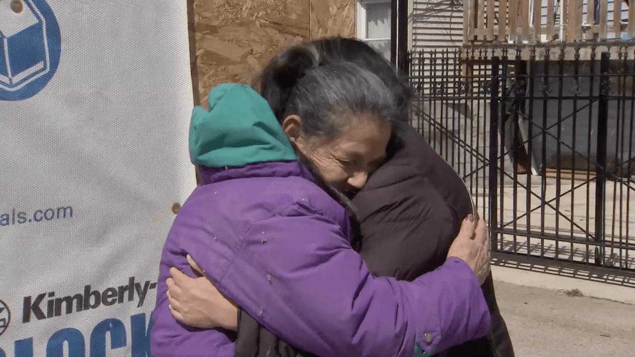 Bertha y María Velásquez se abrazan mientras la organizadora visita el hogar y ve los avances.