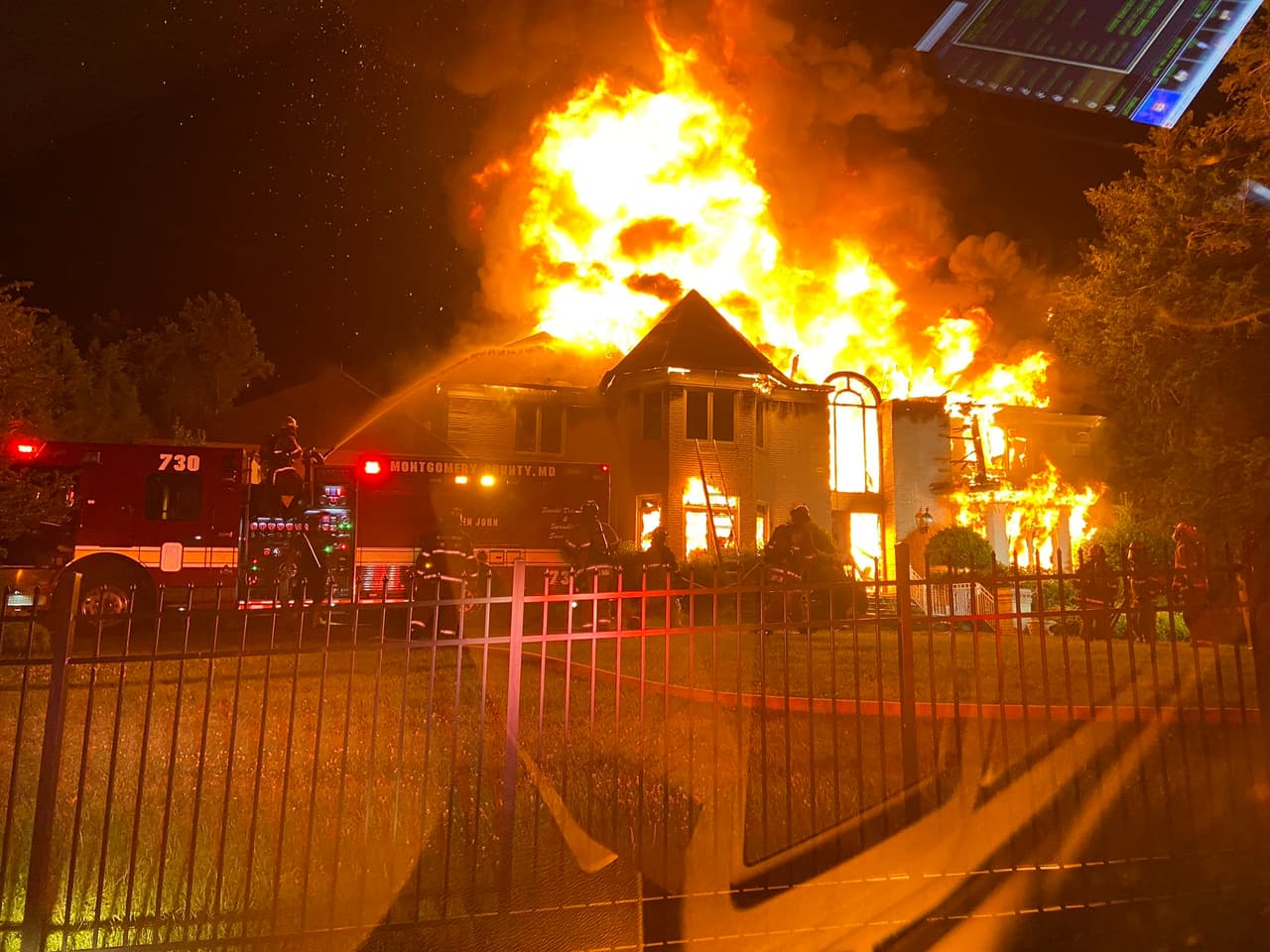 Un incendio arrasó una mansión en Potomac la noche del miércoles.