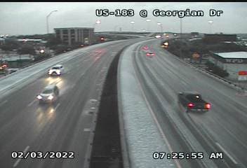 <b>¿Qué artículos debes tener en tu carro?</b>
<br> 
<ul>
 <li class="li1">Kit de primeros auxilios</li>
 <li class="li1">Tanque lleno de gasolina</li>
 <li class="li1">Bolsa de arena o arena para gatos</li>
 <li class="li1">Una pala o raspador de hielo</li>
</ul>