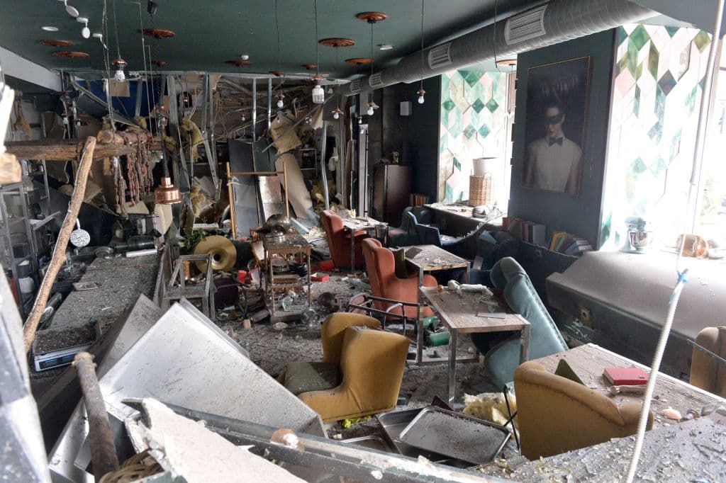 Imagen de la destrucción en la que quedó una cafetería en Jérkov tras un bombardeo de las fuerzas rusas.