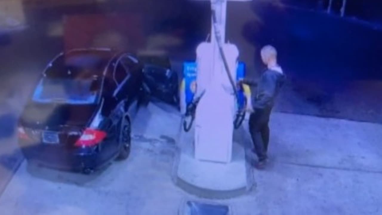 La boquilla parecerá normal, pero la manguera quedará cruzada sobre el frente a la bomba.