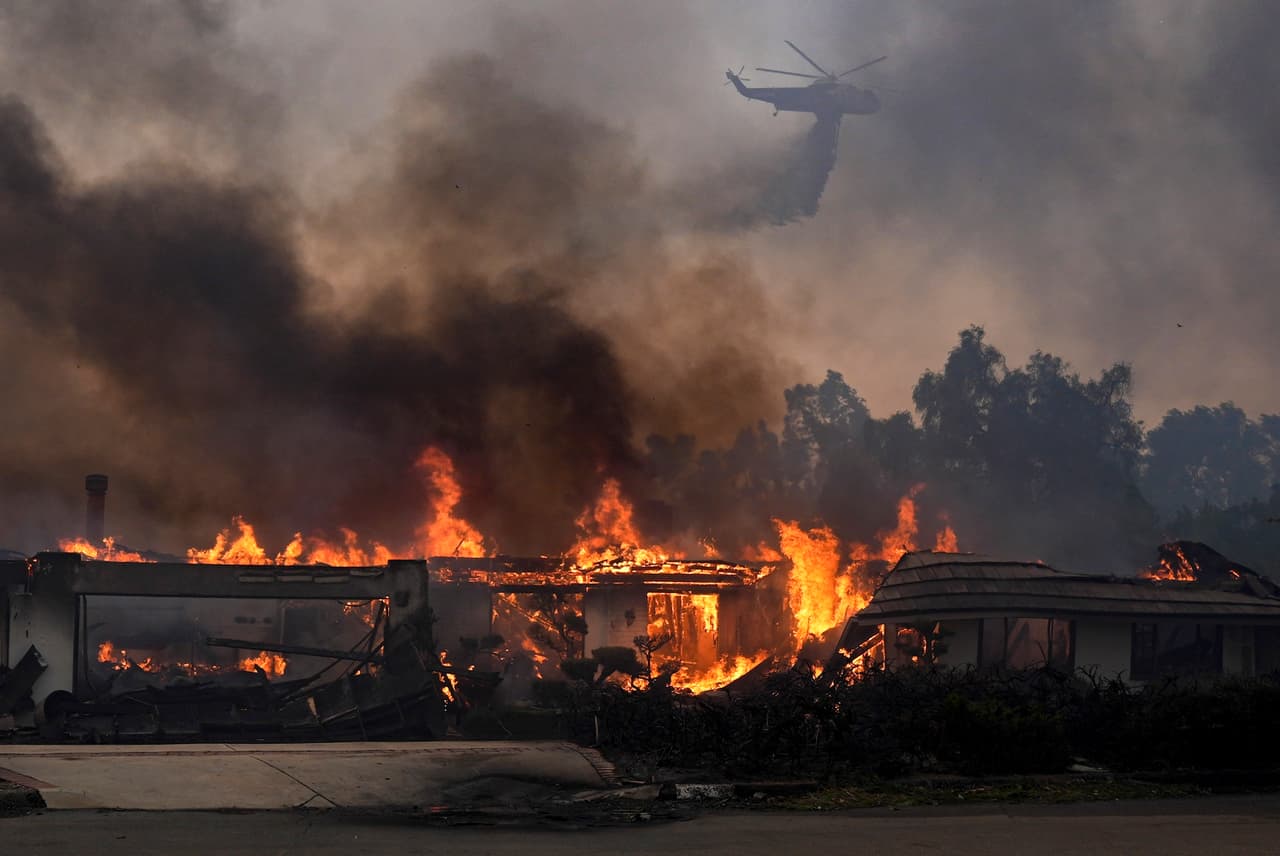 Fuertes vientos en California alimentaron un incendio en Camarillo, destruyendo decenas de viviendas y forzando la evacuación de miles de residentes. Las autoridades advirtieron sobre la gravedad de la situación.