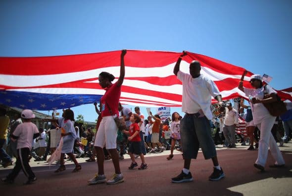 Un nutrido grupo de manifestantes llegado desde Conroe, en Texas, coreó: "Aquí estamos, y no nos vamos, y si nos echan, nos regresamos".