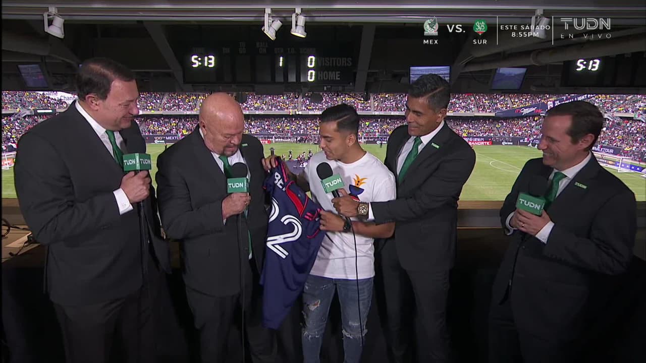 Jairo Torres le regala camiseta del Chicago Fire al 'Perro' Bermúdez