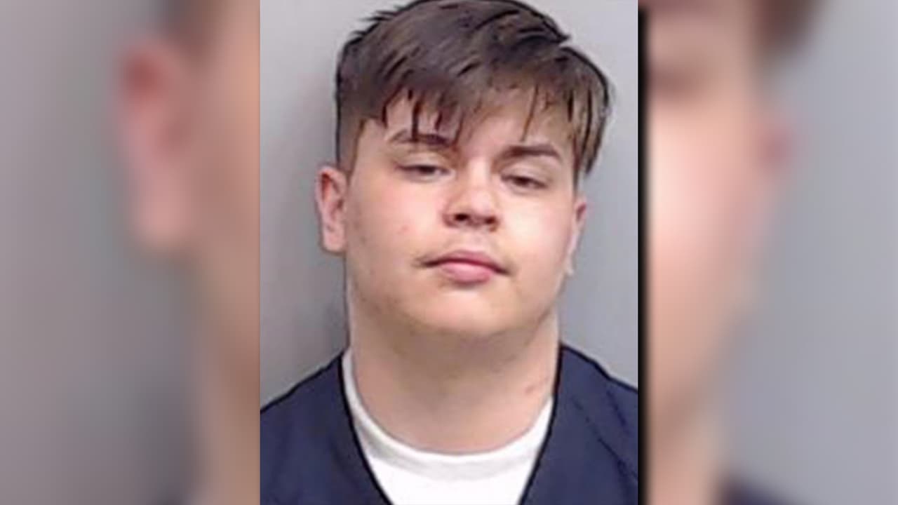 Robledo fue acusado de obstrucción por delito grave y uso prohibido de fuegos artificiales.