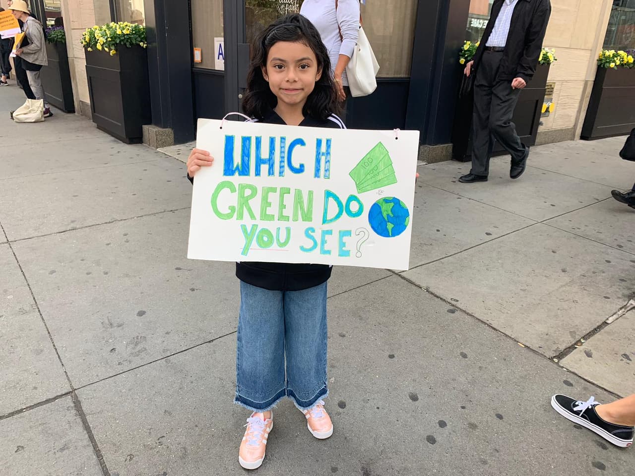 "¿Qué verde quieres ver?", dice el cartel de esta pequeña, haciendo referencia, con los símbolos del planeta y el dinero, que debemos tomar una decisión. Los niños con la autorización de sus padres, tenían el permiso de las escuelas públicas para asistir a la manifestación.
