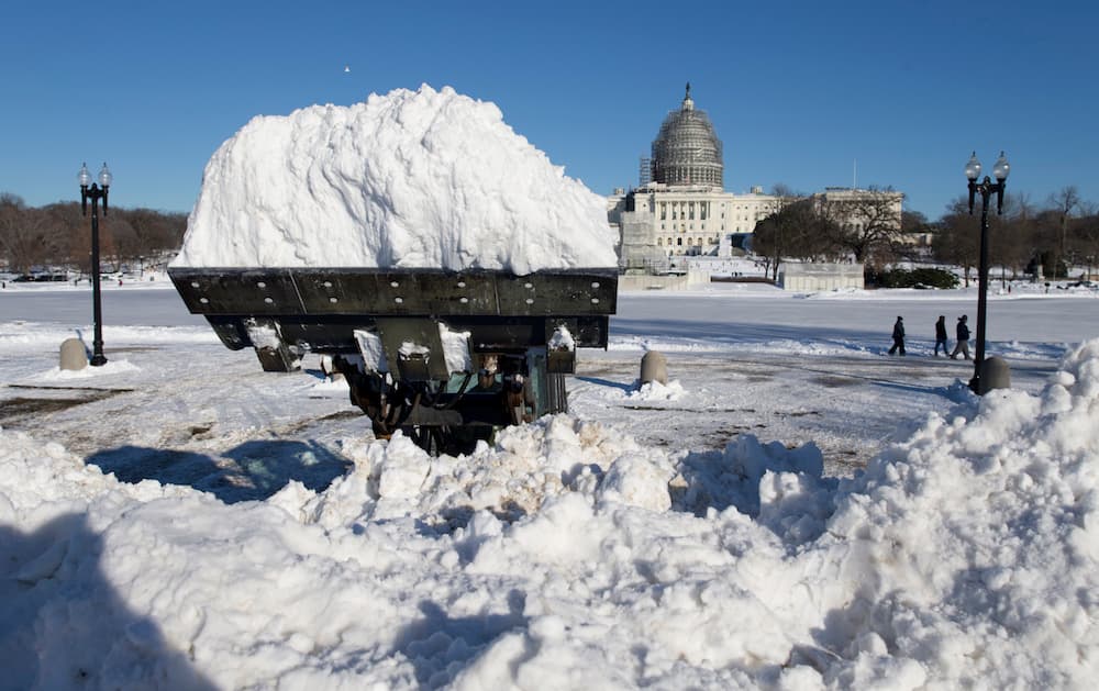 Limpian las montañas de nieve que dejó la tormenta en la Costa Este