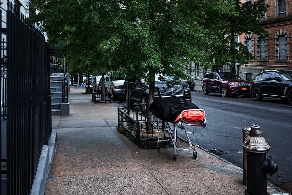 Ella se encarga no solo de 'maquillar' a los cadáveres, sino de los trámites legales.