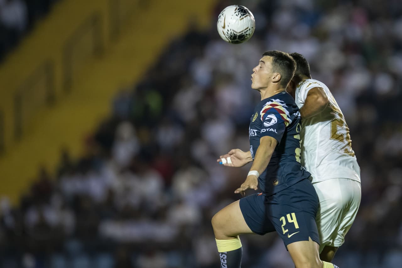 Federico Viñas disputa y gana la pelota para después habilitar a su compañero Andrés Ibarguen.