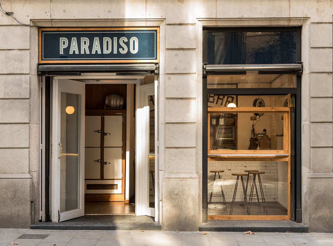 <b>Puesto 3. Paradiso (Barcelona, España)</b>
<br>
<br>Por encima en el ranking se encuentran el bar Sips de Barcelona (puesto 37) y el bar Salmón Gurú de Madrid (puesto 24). Este bar ganó el premio Arte de la hospitalidad Mitcher’s, también otorgado por la organización de 
<i>The World’s 50 Best Bars.</i>