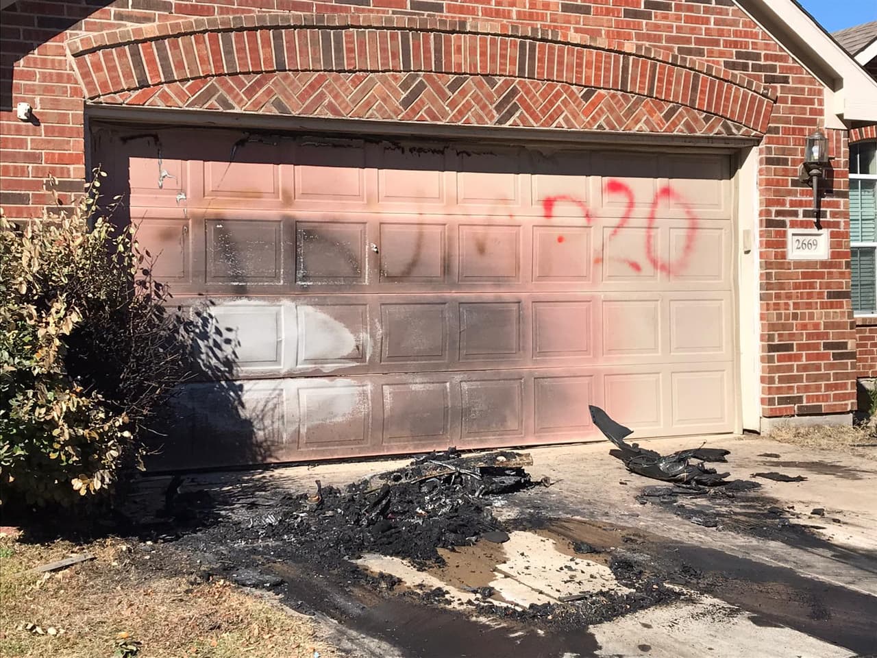También había un mensaje controversial pintado en la vivienda que decía Trump 2020.