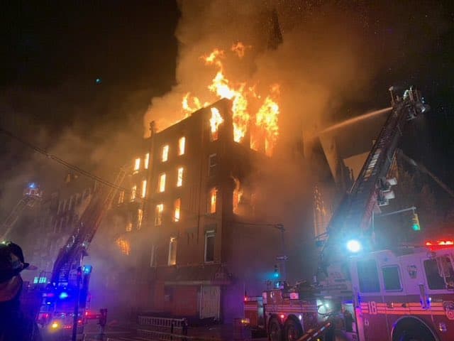 El fuego comenzó justo antes de las 5 a.m. en un edificio vacío cerca de la Middle Collegiate Church en la calle East 7th y la Segunda Avenida.