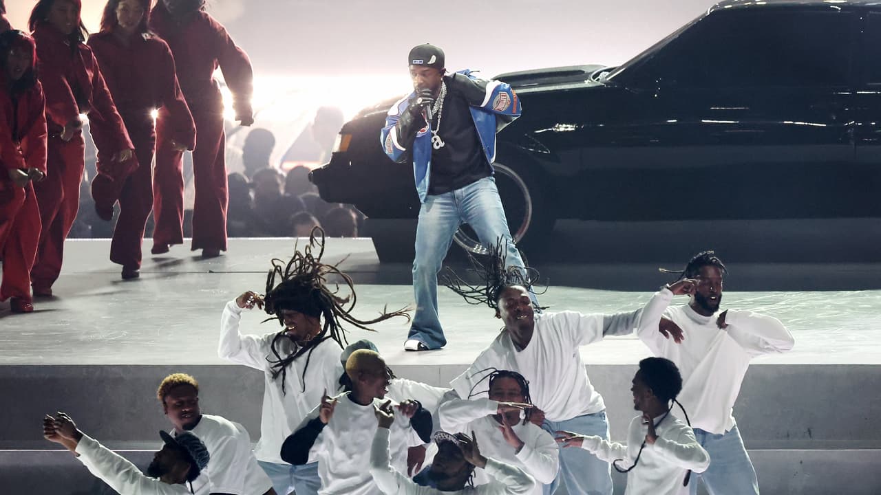 Bailarines vestidos de rojo, blanco y azul se unieron a Lamar durante todo el show.