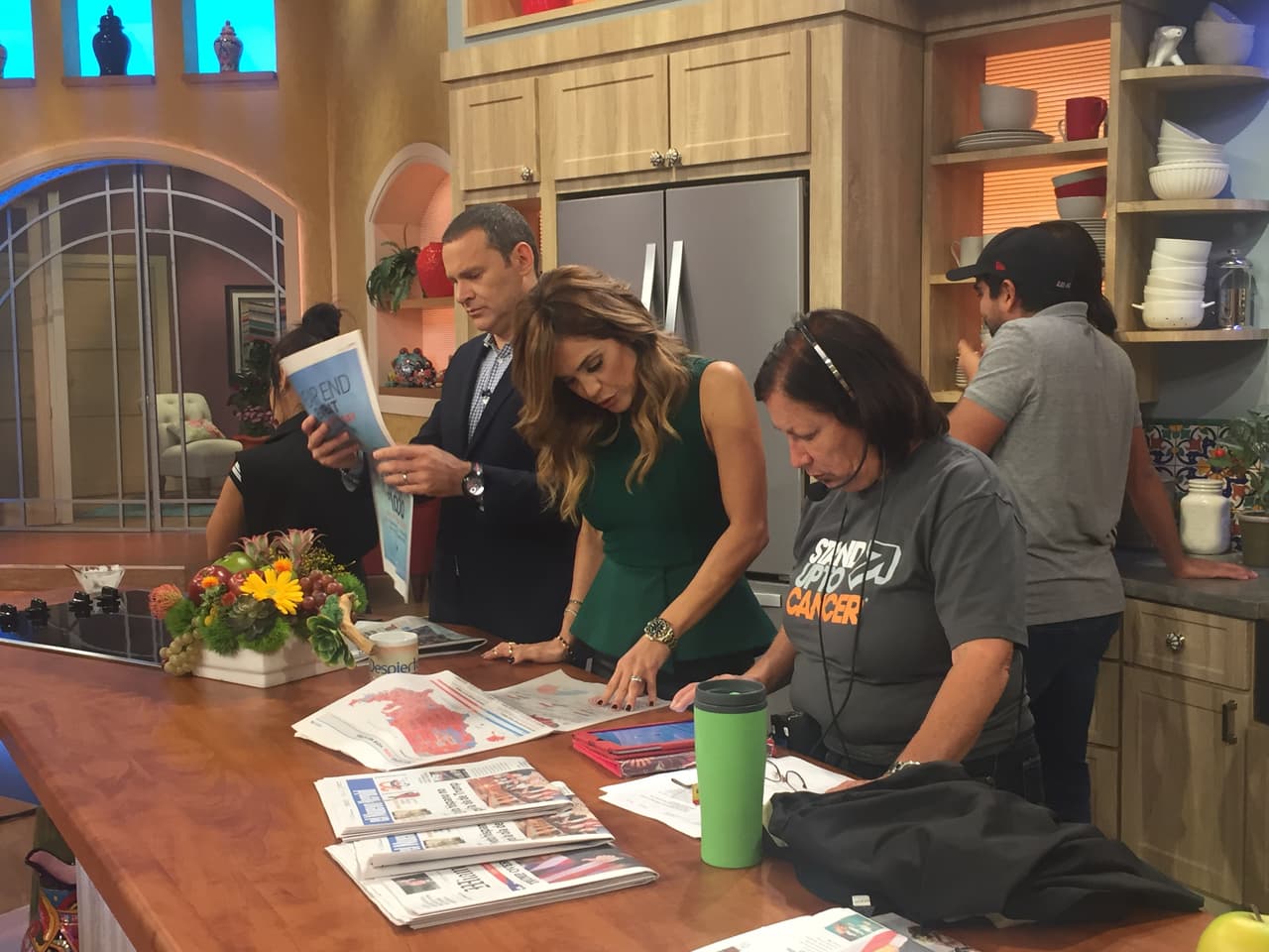 En comerciales, Alan y Karla aprovechan para echarle una mirada a los diarios y ponerse al día.