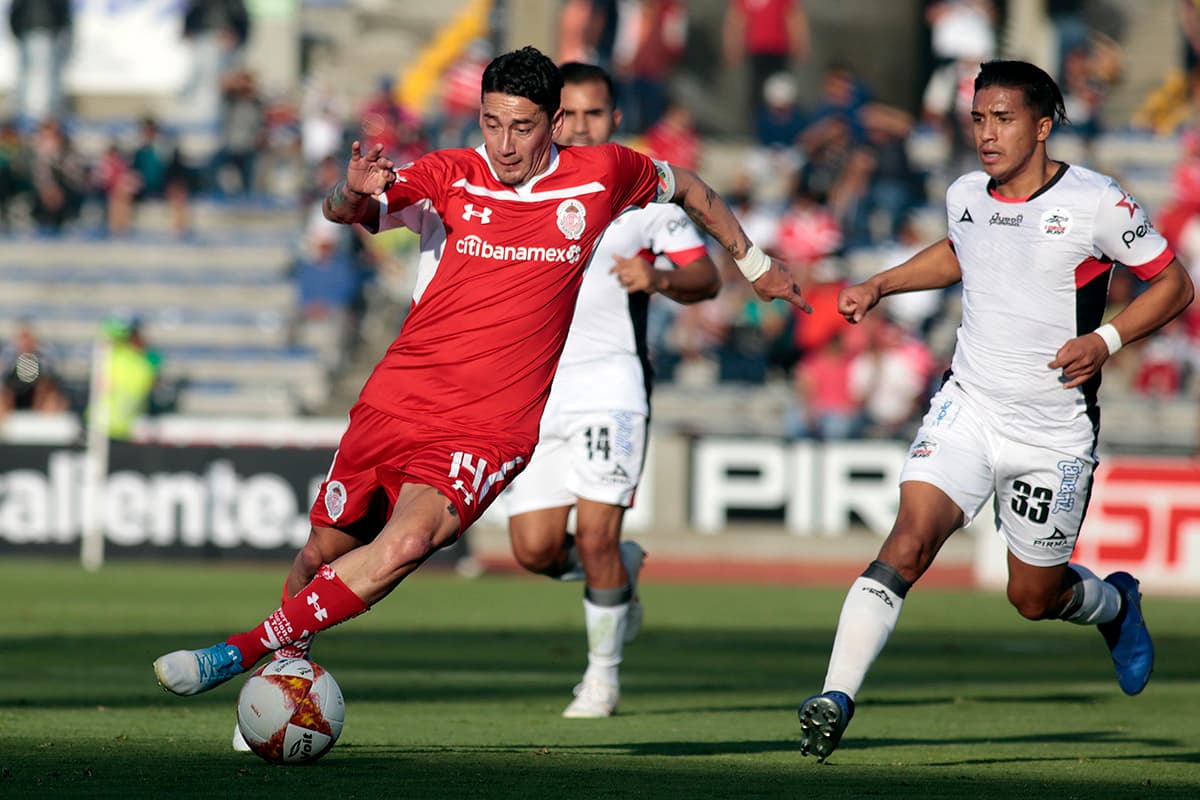 El argentino Rubens Sambueza (izquierda) buscó en el segundo tiempo alcanzar el empate para los Diablos Rojos y así sumar como visitante.