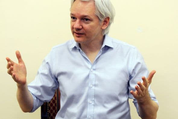 Julian Assange. Natural de Australia, activista y periodista, es el fundador y editor de Wikileaks, portal de la web que publica información secreta e informes clasificados que reciben de Fuentes anónimas. Lleva un año refugiado en la Embajada de Ecuador en Londres después que el Reino Unido ordenara su detención tras la orden de extradición de Suecia por delitos sexuales. Teme que este país le envíe a Estados Unidos.