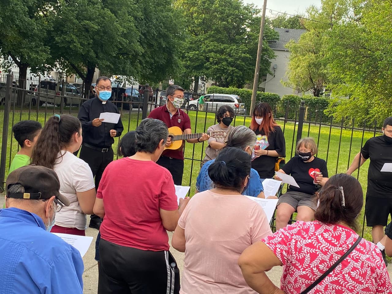 <b><a href="https://www.univision.com/local/chicago-wgbo/un-nino-de-2-anos-muere-despues-de-dispararse-a-si-mismo-con-un-arma-de-fuego-en-joliet-video">Las autoridades</a></b> reportaron que los tres sujetos, quienes abordaron a la menor, serían parte de una nueva pandilla del vecindario.