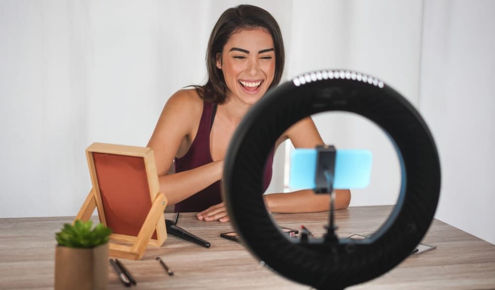 Mujer grabando un TikTok