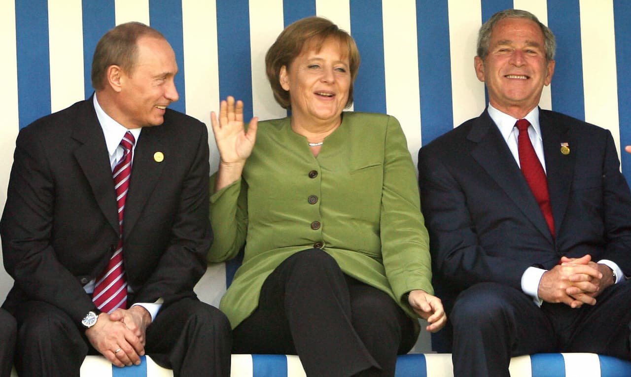Putin y Bush junto a Ángela Merkel, canciller alemana. Fue durante la cumbre del G8 de junio de 2007 en Heiligendamm, Alemania.