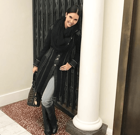 Para los climas fríos unas botas largas, jeans y gabardina serán tus mejores aliados.