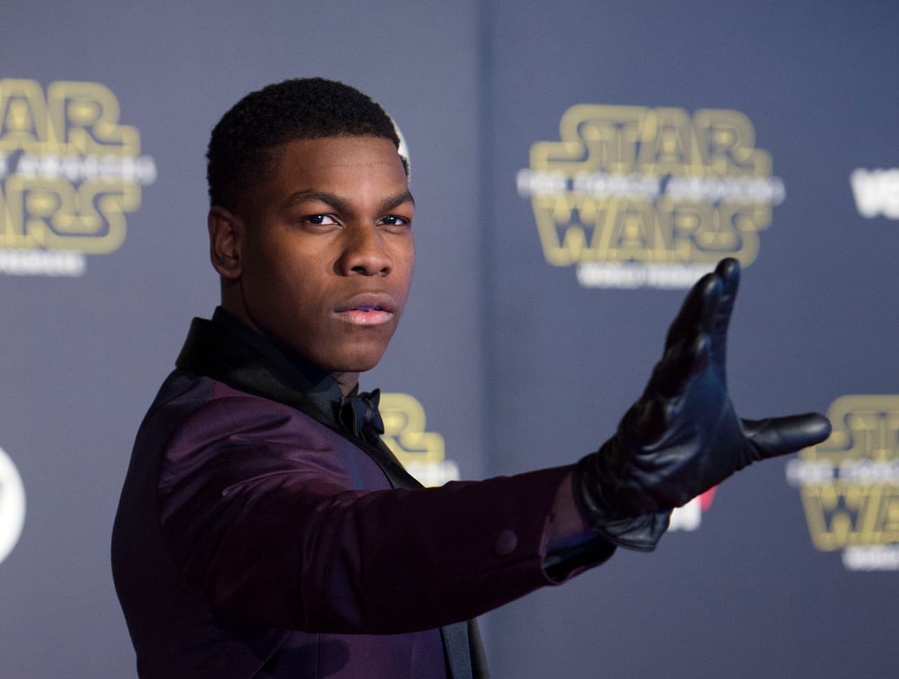 John Boyega ante las cámaras posando como Finn.