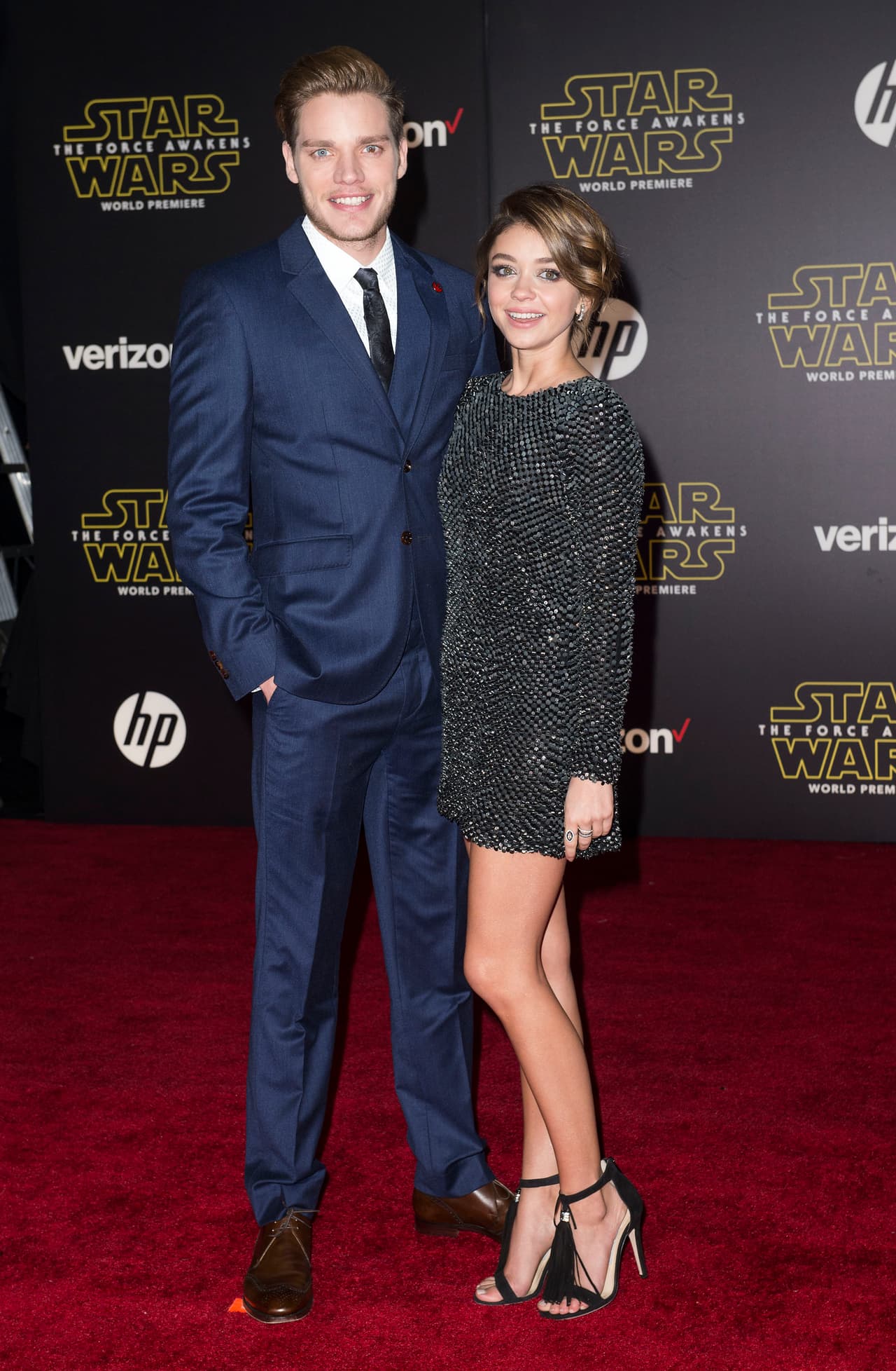 Dominic Sherwood y Sarah Hyland.