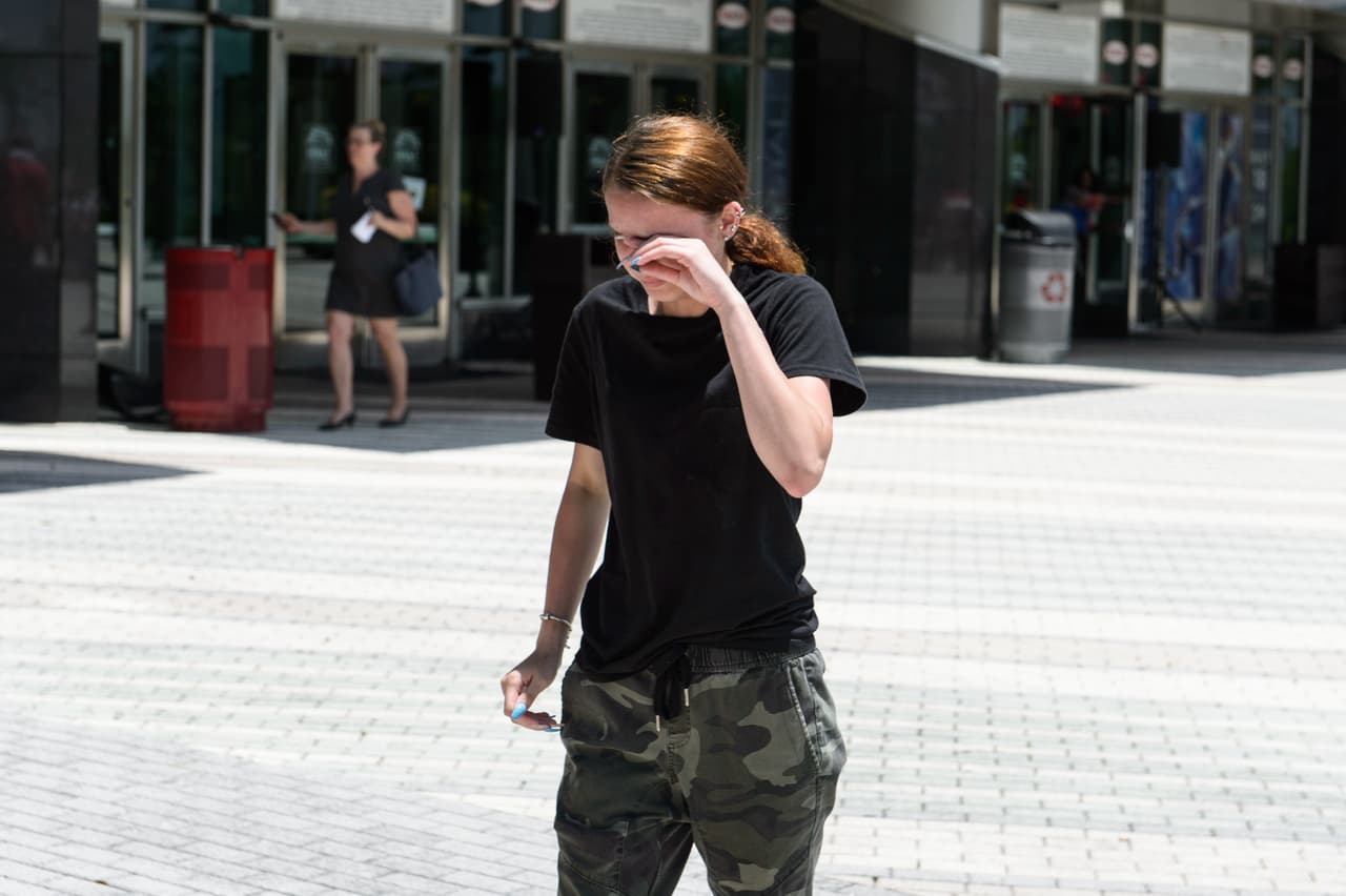 Algunos fans salieron del pabellón deportivo 
<b>ahogados en llanto</b> y conmocionados con la imagen inerte de XXXTentacion.