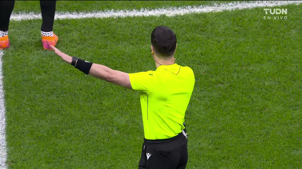 Arranca el partido y la pelota está en juego.