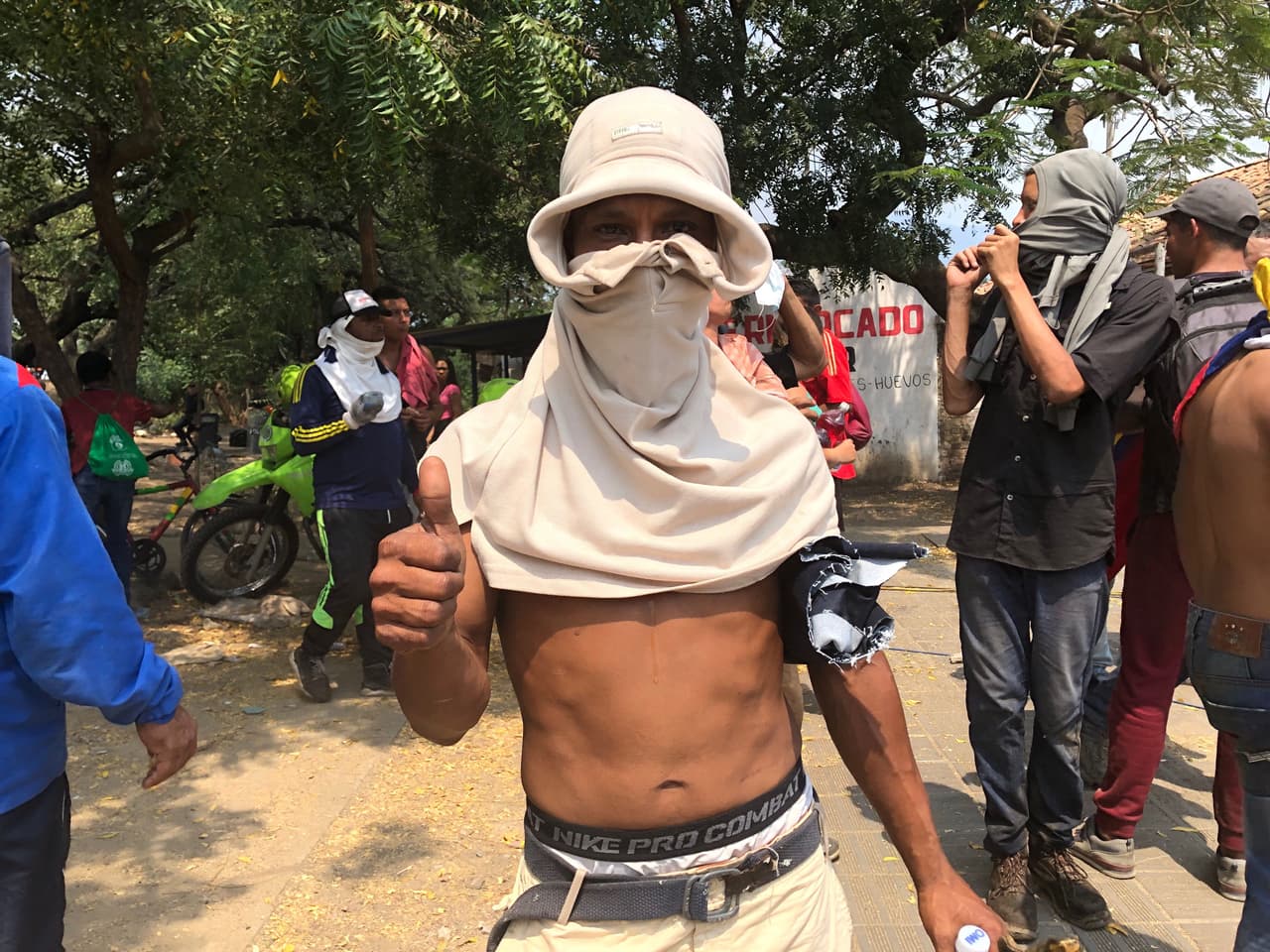 En el puente de Ureña, donde los camiones fueron recibidos con gases lacrimógenos y bajas, Juan Carlos, de Valencia (Carabobo), dice estar esperando la orden para volver a salir a defender la ayuda. “Si no cae el gobierno y me devuelvo a mi país, me matan”, afirma.