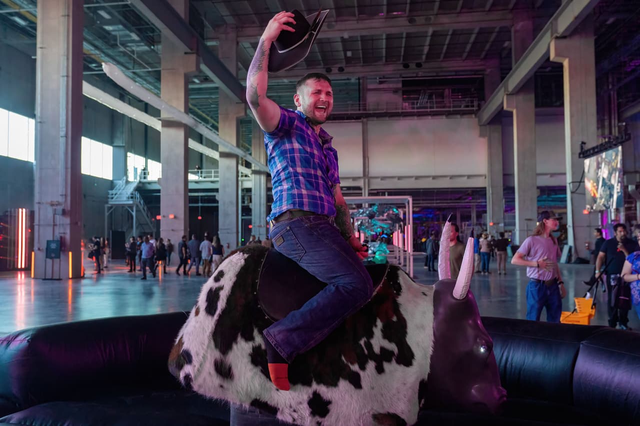 Además, el evento contaba con un toro mecánico y otros atractivos.