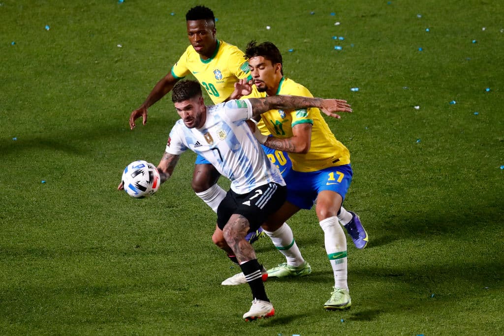 Argentina no logra demostrar su futbol en casa y Brasil se queda a centímetros de robarles los piuntos en el empate 0-0.