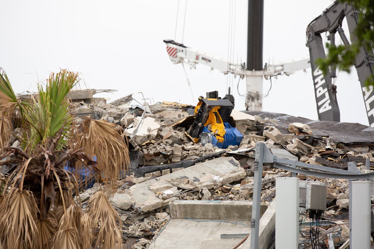 Durante el día 13 desde el incidente, se pudo ver a grupos de trabajo -vestidos con equipo de protección- mientras buscaban entre los escombros con ayuda de maquinaria pesada. A pesar de los esfuerzos, funcionarios que supervisan estas labores han estipulado que
<b> ya no se han detectado nuevos signos de vida</b>, contó la agencia AP. 
<br>